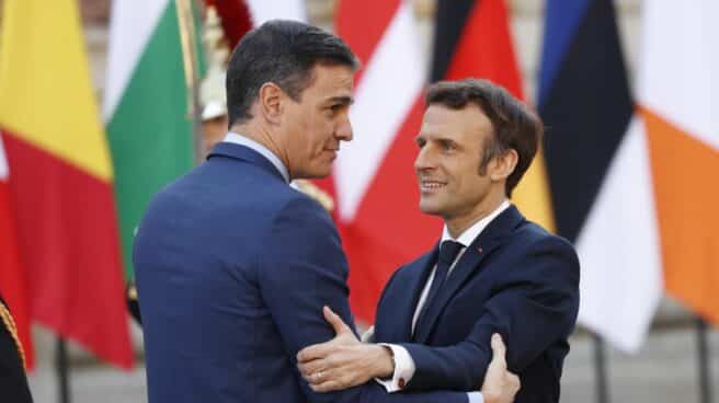 sanchez_cumbre_versalles_ucrania_macron Pedro Sánchez y Emmanuel Macron saludándose en la Cumbre de Versalles