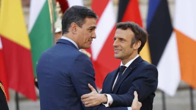 Pedro Sánchez y Emmanuel Macron saludándose en la Cumbre de Versalles