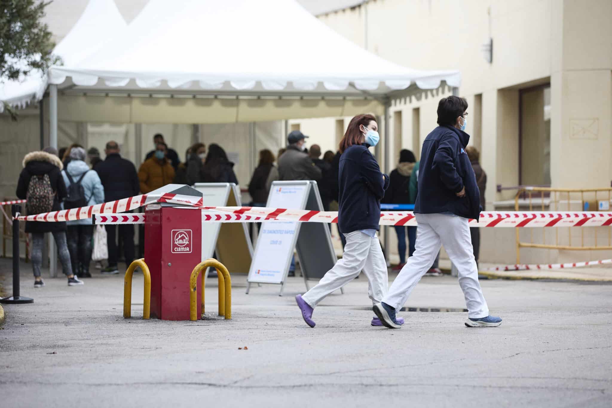 Cola para hacer pruebas PCR en el Hospital Gregorio Marañón, en Madrid, el pasado diciembre