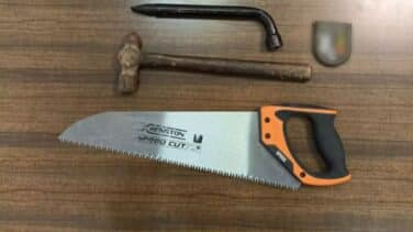 La trifulca con paraguas, martillo, sierra y cuchillo entre un ciclista y los ocupantes de un coche