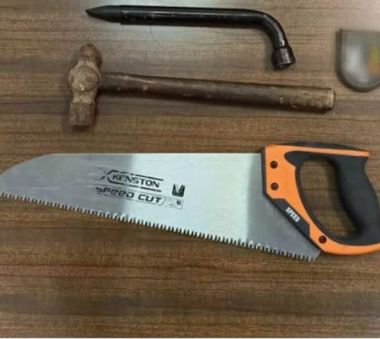 La trifulca con paraguas, martillo, sierra y cuchillo entre un ciclista y los ocupantes de un coche