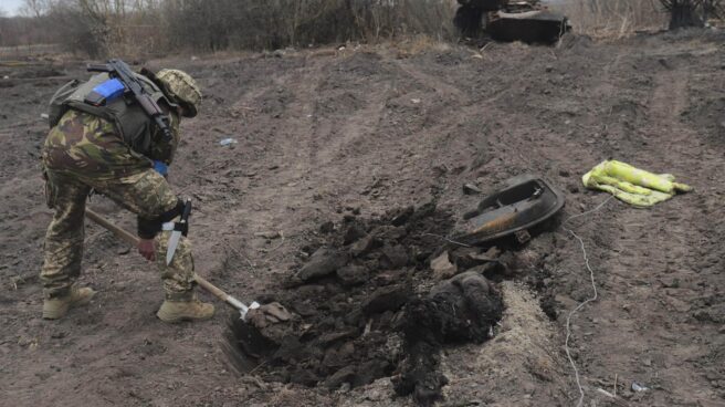 Un soldado ucraniano entierra a un combatiente ruso tras la liberación de Lukyanivka, cerca de Kiev. Un soldado ucraniano entierra a un combatiente ruso tras la liberación de Lukyanivka, cerca de Kiev.