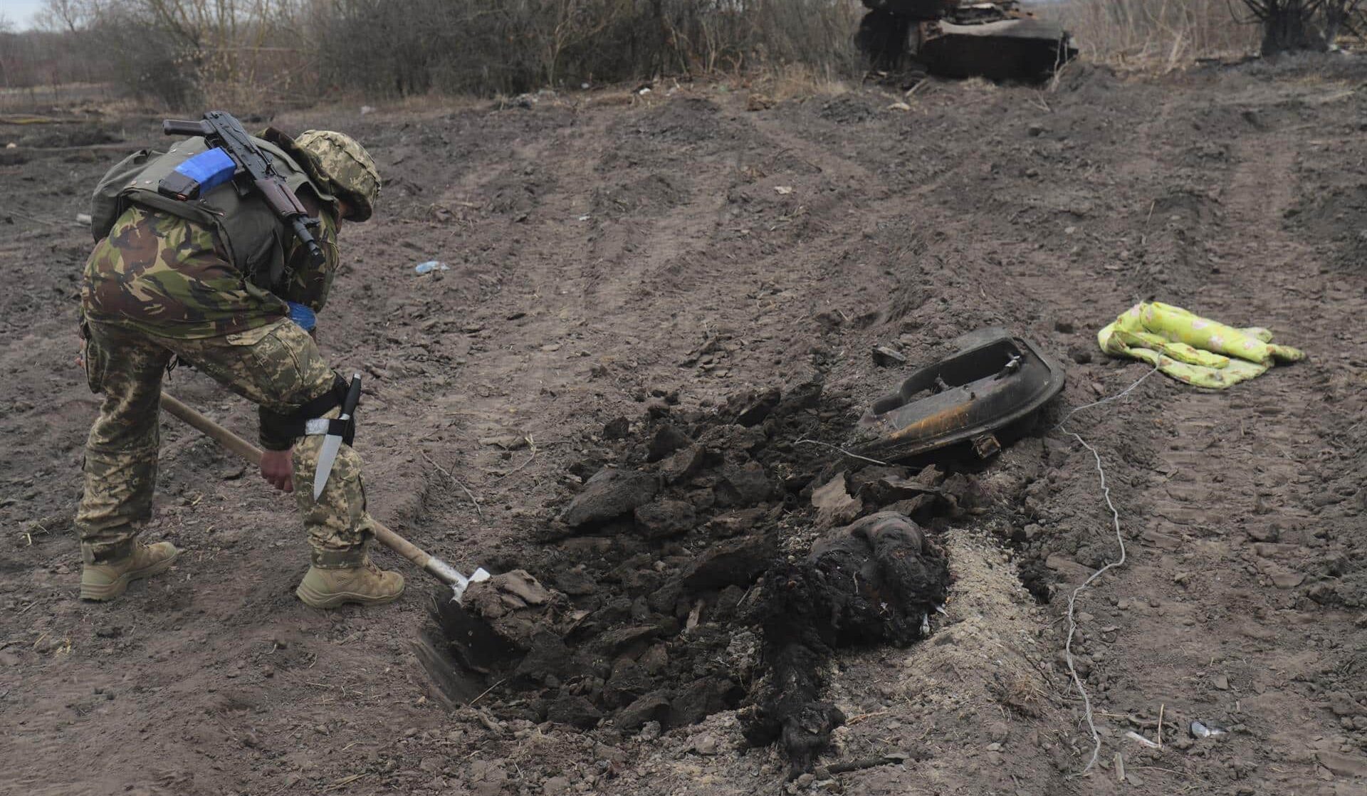 Un soldado ucraniano entierra a un combatiente ruso tras la liberación de Lukyanivka, cerca de Kiev.