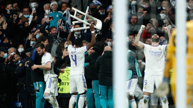 Los jugadores del Real Madrid, durante la celebración de triunfo ante el PSG en la ronda de octavos de final