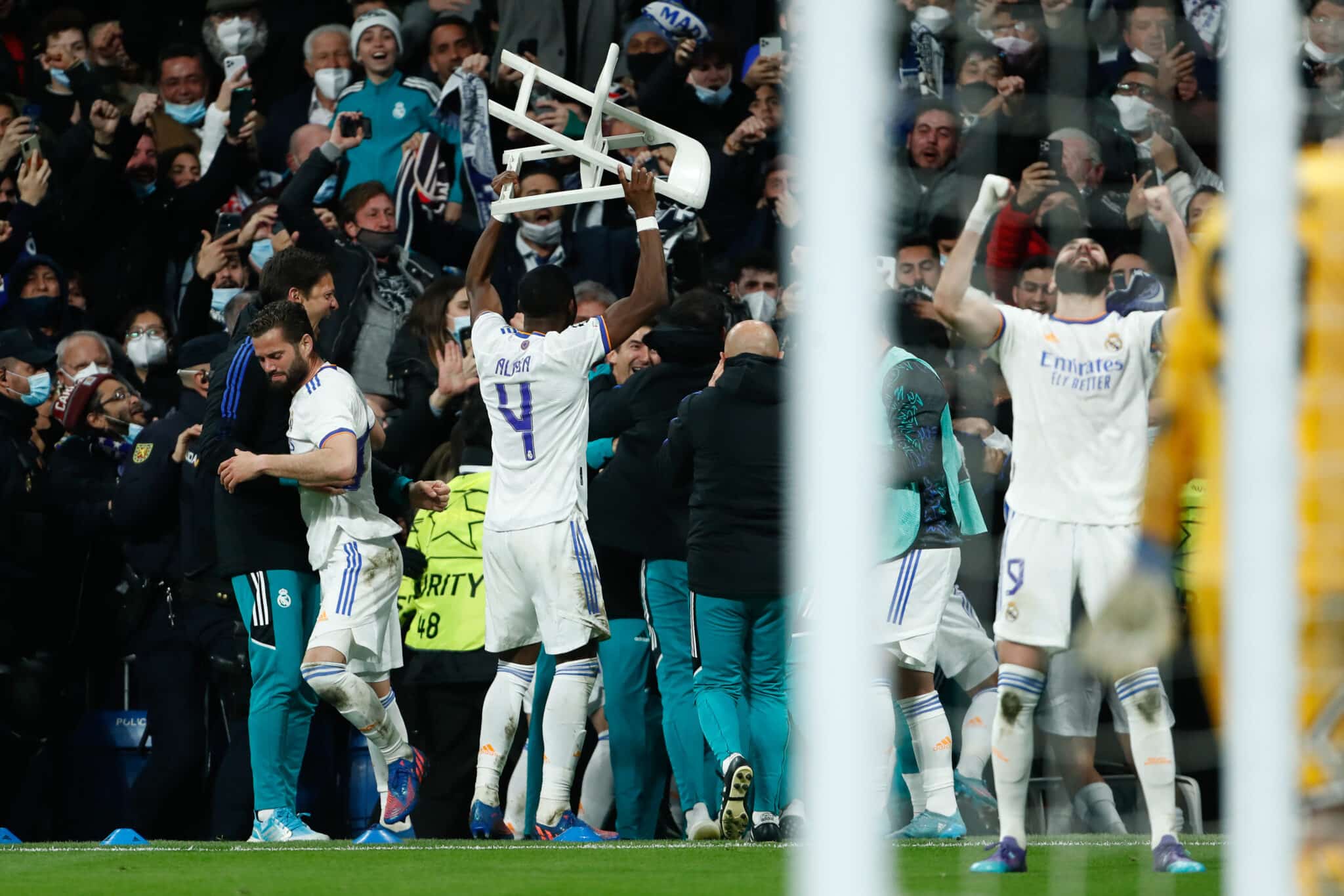Los jugadores del Real Madrid, durante la celebración de triunfo ante el PSG en la ronda de octavos de final