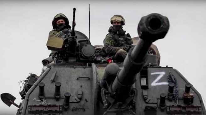 Un tanque ruso marcado con la letra Z, durante la invasión de Ucrania. Un tanque ruso marcado con la letra Z, durante la invasión de Ucrania.