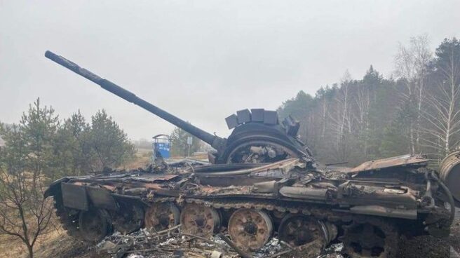 Un tanque ruso, abandonado y destruido en Ucrania.