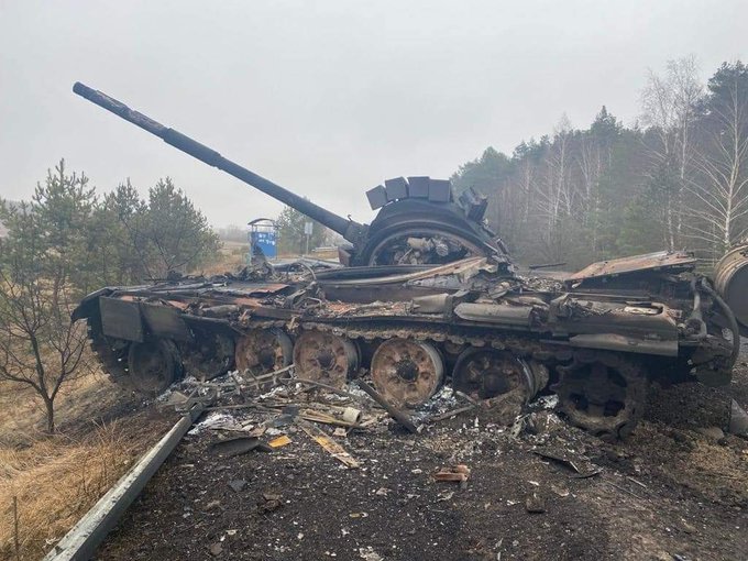 Un tanque ruso, abandonado y destruido en Ucrania.