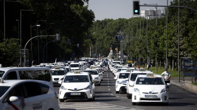 Concentración de taxis en el Paseo de Recoletos de Madrid, en junio de 2020. Concentración de taxis en el Paseo de Recoletos de Madrid, en junio de 2020.