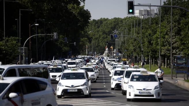 Concentración de taxis en el Paseo de Recoletos de Madrid, en junio de 2020.