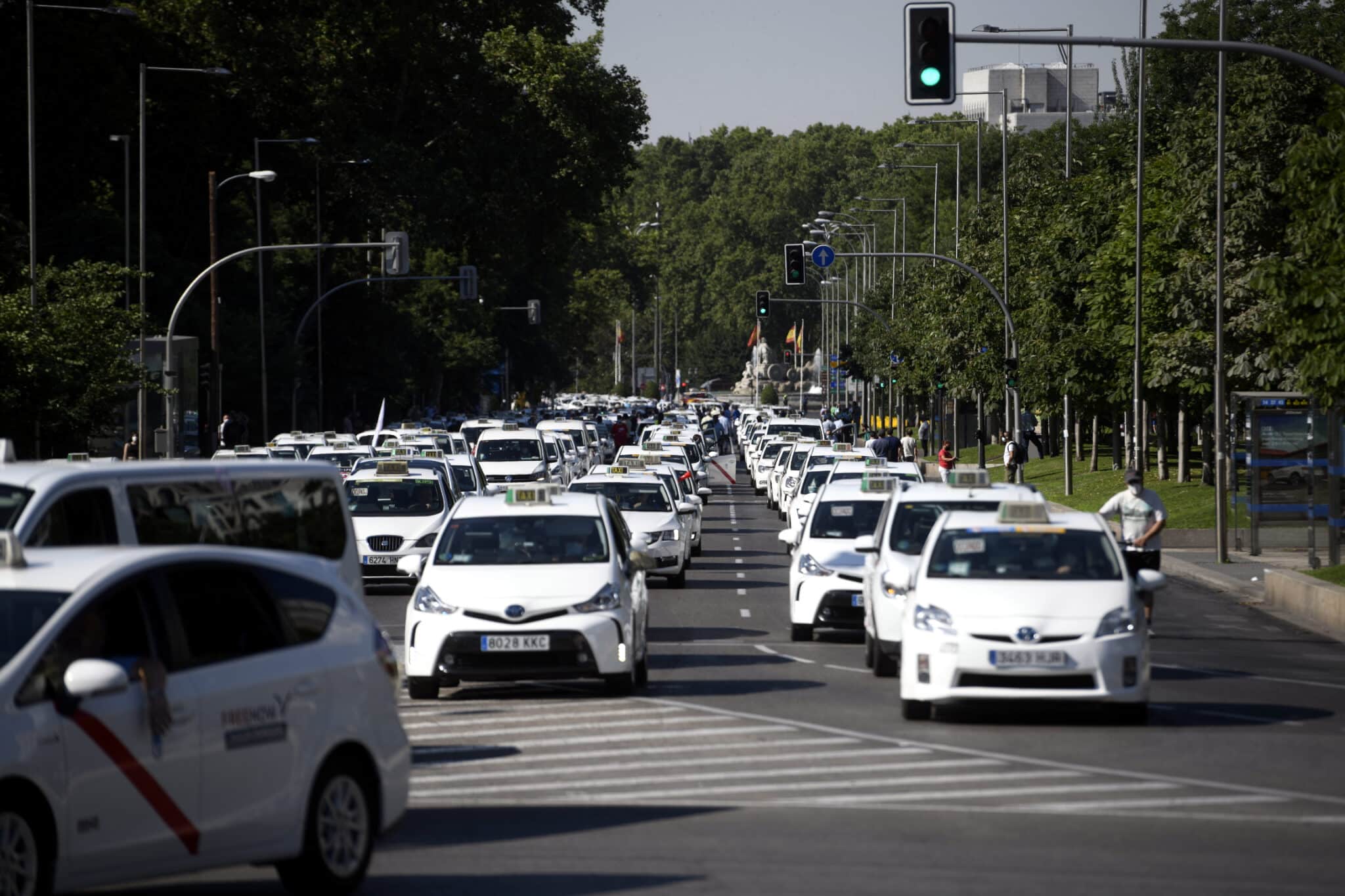 Concentración de taxis en el Paseo de Recoletos de Madrid, en junio de 2020.