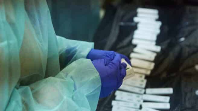 Sanidad notifica 58 muertes por covid y la incidencia sube un punto hasta los 430 Una enfermera abre un test de antígenos