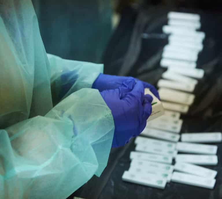 Sanidad notifica 58 muertes por covid y la incidencia sube un punto hasta los 430