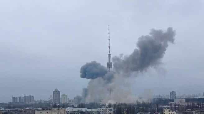 La torre de televisión de Kiev, en llamas tras el bombardeo de Rusia.