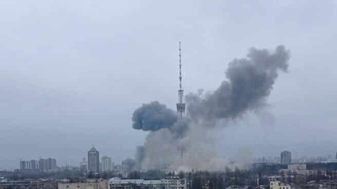 La torre de televisión de Kiev, en llamas tras el bombardeo de Rusia. La torre de televisión de Kiev, en llamas tras el bombardeo de Rusia.