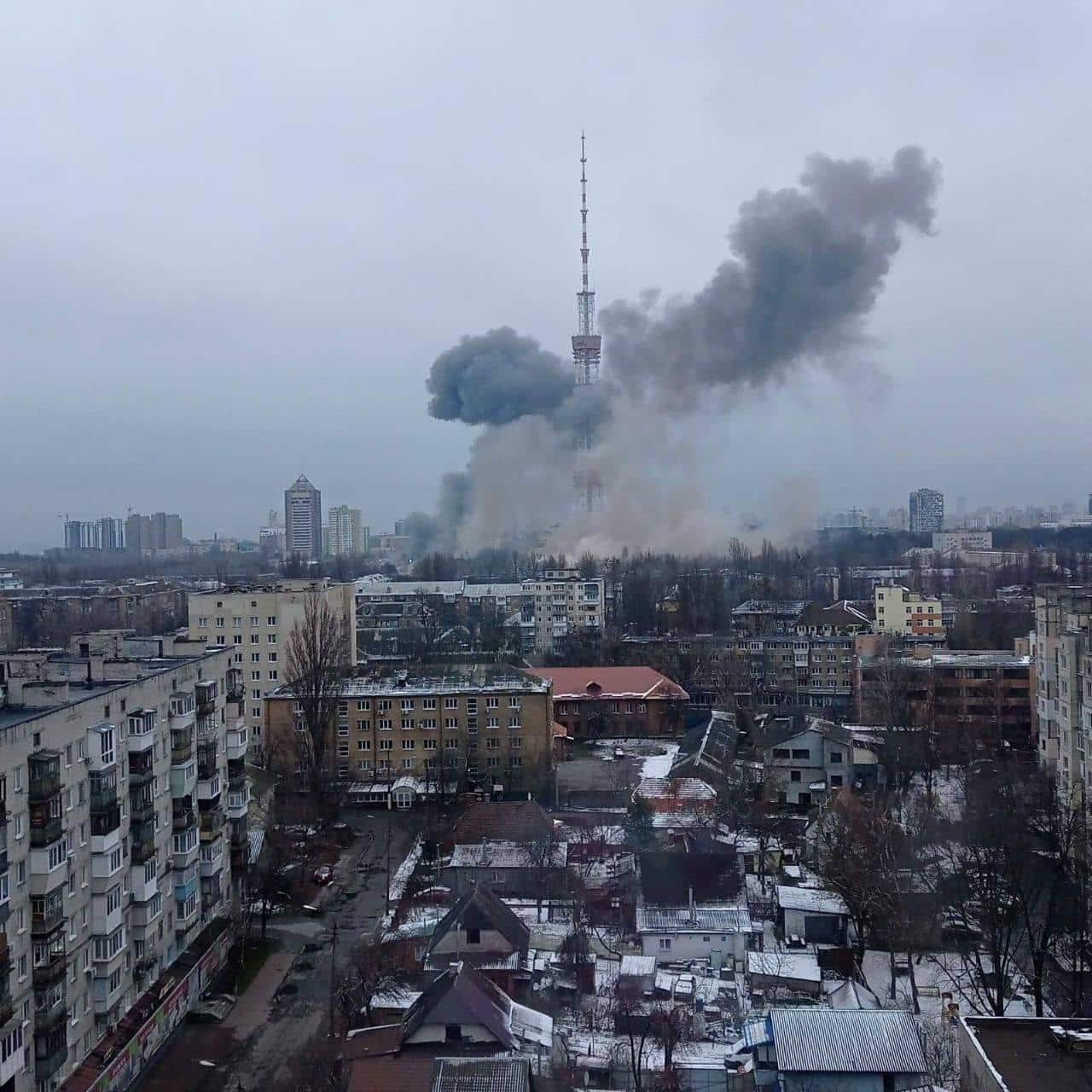 La torre de televisión de Kiev, en llamas tras el bombardeo de Rusia.