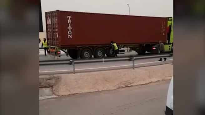 Momento en el que un transportista pincha las ruedas de un camión Momento en el que un transportista pincha las ruedas de un camión