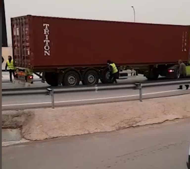 Un transportista apuñala las ruedas de un camión durante la huelga