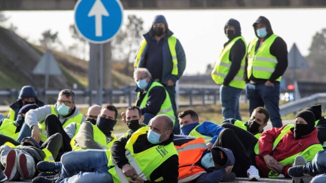 Transportistas cortan la Autovía del Noroeste -A-6- en ambos sentidos de la circulación a la altura del municipio lucense de O Corgo.