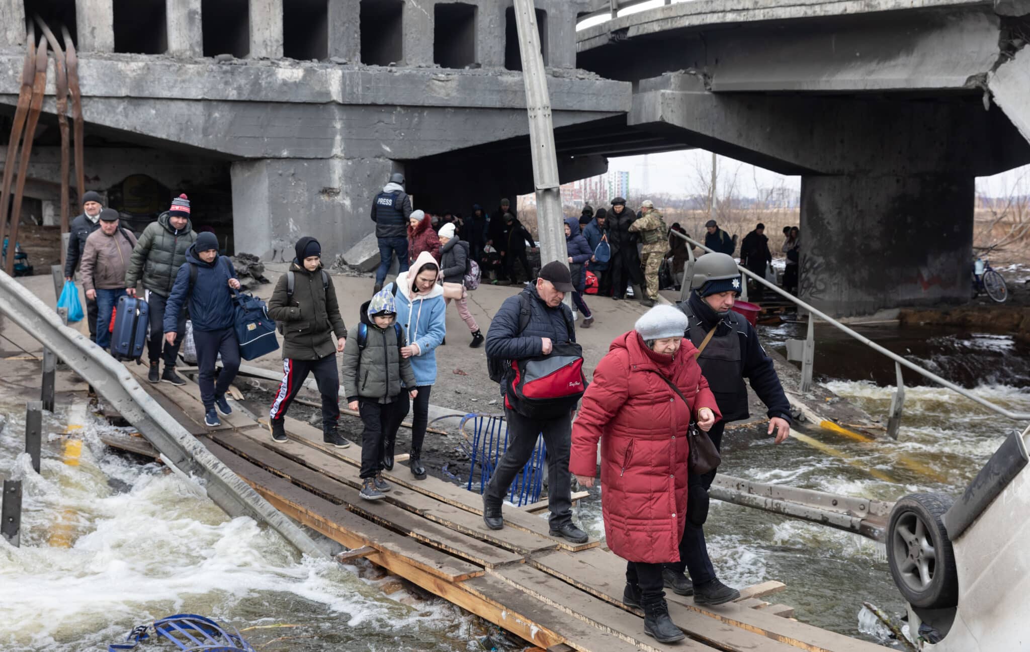 Ciudadanos de Irpin (Ucrania) abandonan la ciudad con motivo de los bombardeos rusos
