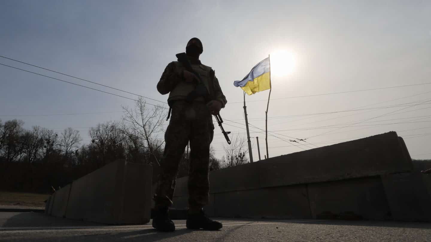 Un combatiente ucraniano monta guardia en un control cerca de Kiev