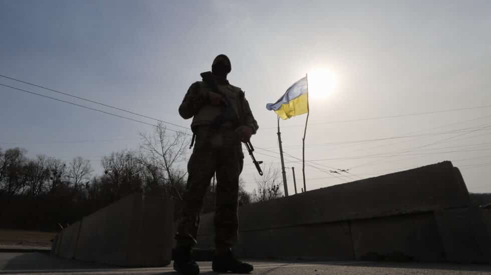 Un combatiente ucraniano monta guardia en un control cerca de Kiev