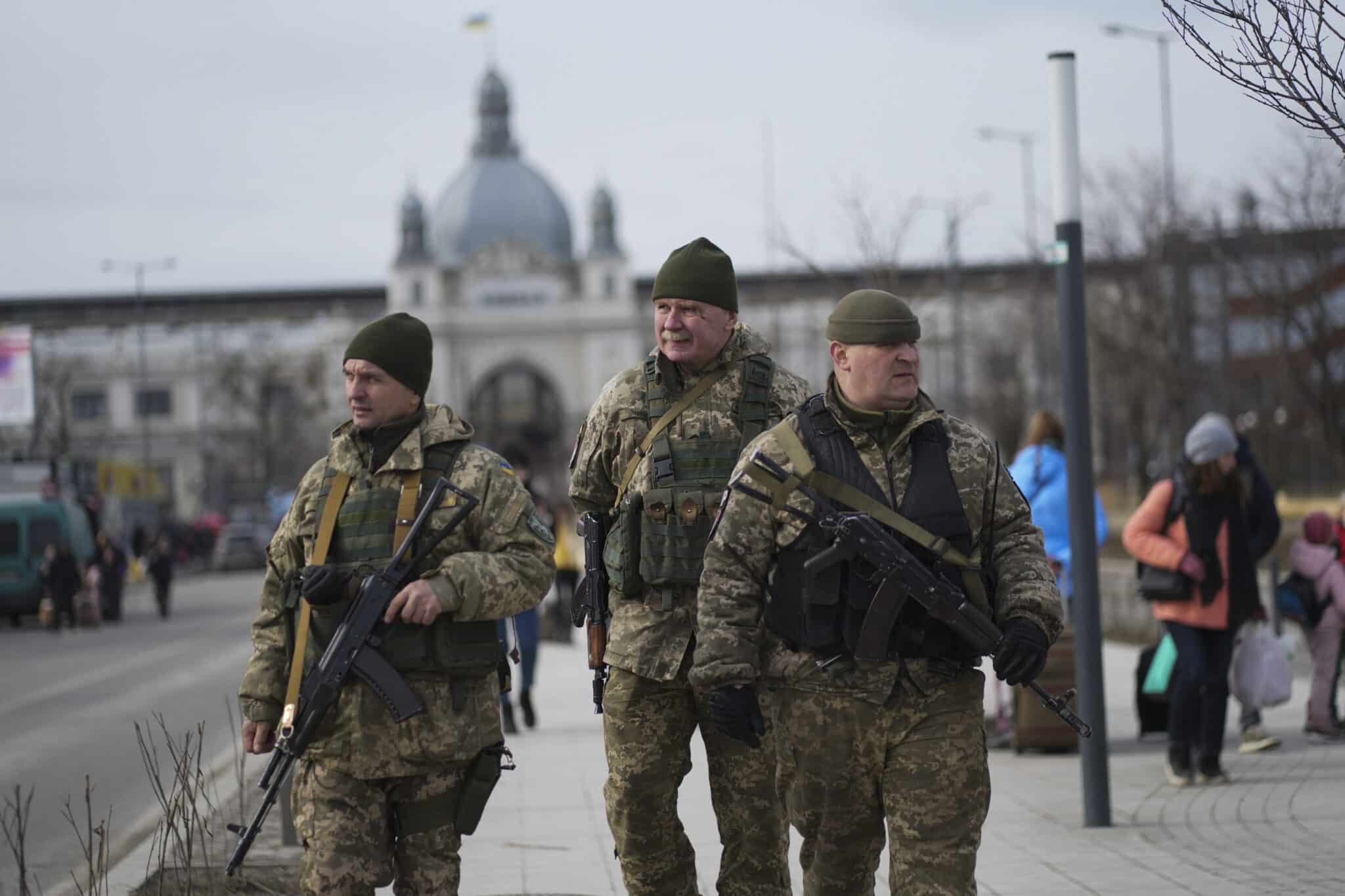 Militares ucranianos patrullan junto a la estación Central de Leópolis (Ucrania)