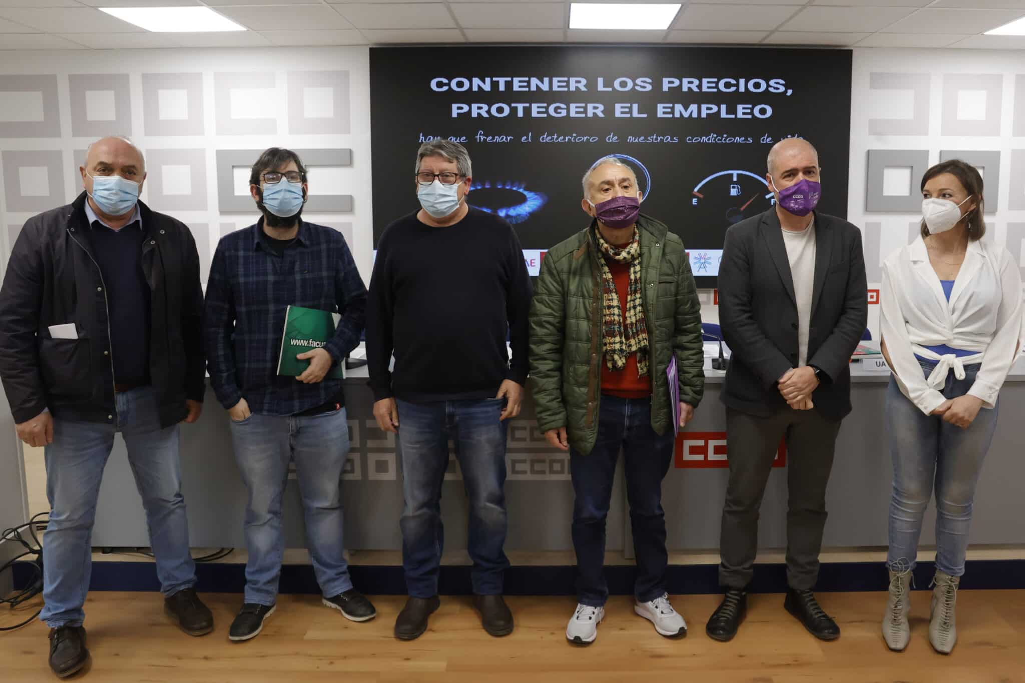 Representantes de Facua, CEAV y UPTA y los secretarios generales de UGT, CCOO y de Uatae en la rueda de prensa