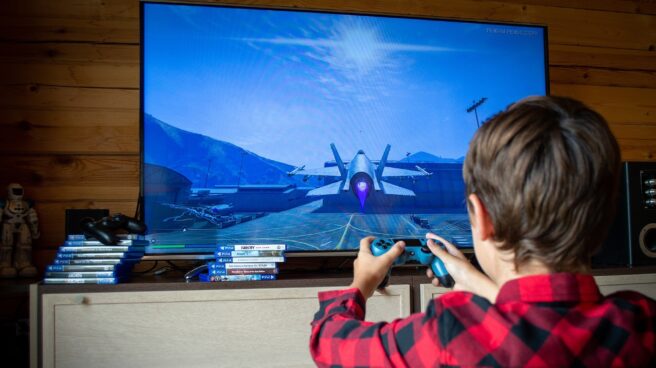 Los videojuegos y los marcapáginas serán objeto obligado de depósito legal Niño jugando a un videojuego en la televisión