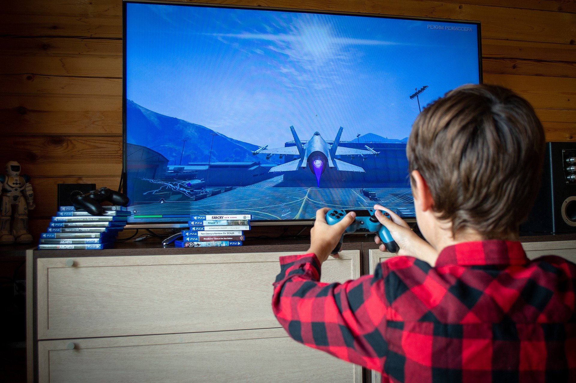 Niño jugando a un videojuego en la televisión