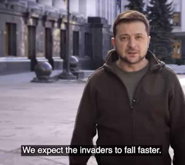 Zelenski, en la calle en Kiev: "Hemos llegado a un punto de inflexión, vamos hacia la victoria"