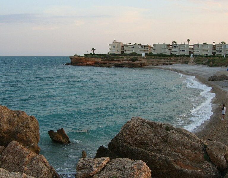 Hallan el cadáver de un hombre con varios disparos en la costa de Vinaròs