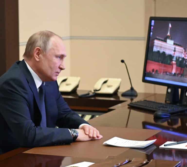 Putin, dictador de kungfú y orejeras