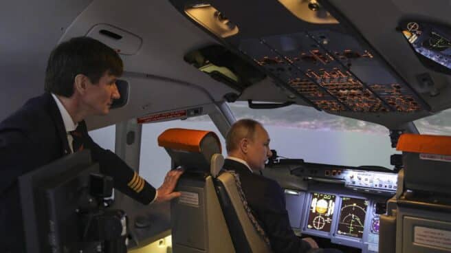 El presidente ruso, Vladimir Putin, en una visita a las instalaciones de la compañía Aeroflot.