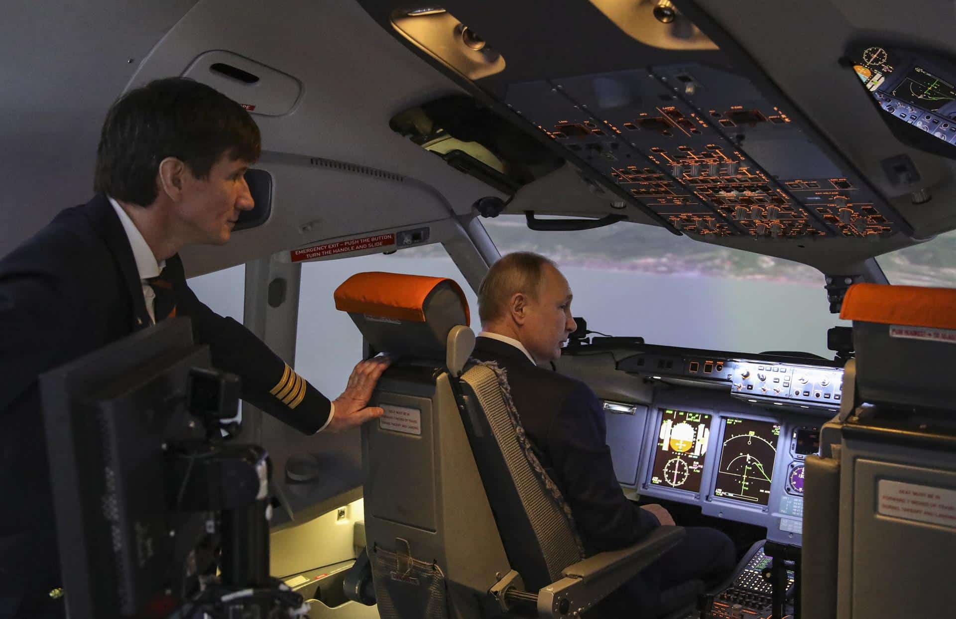 El presidente ruso, Vladimir Putin, en una visita a las instalaciones de la compañía Aeroflot.