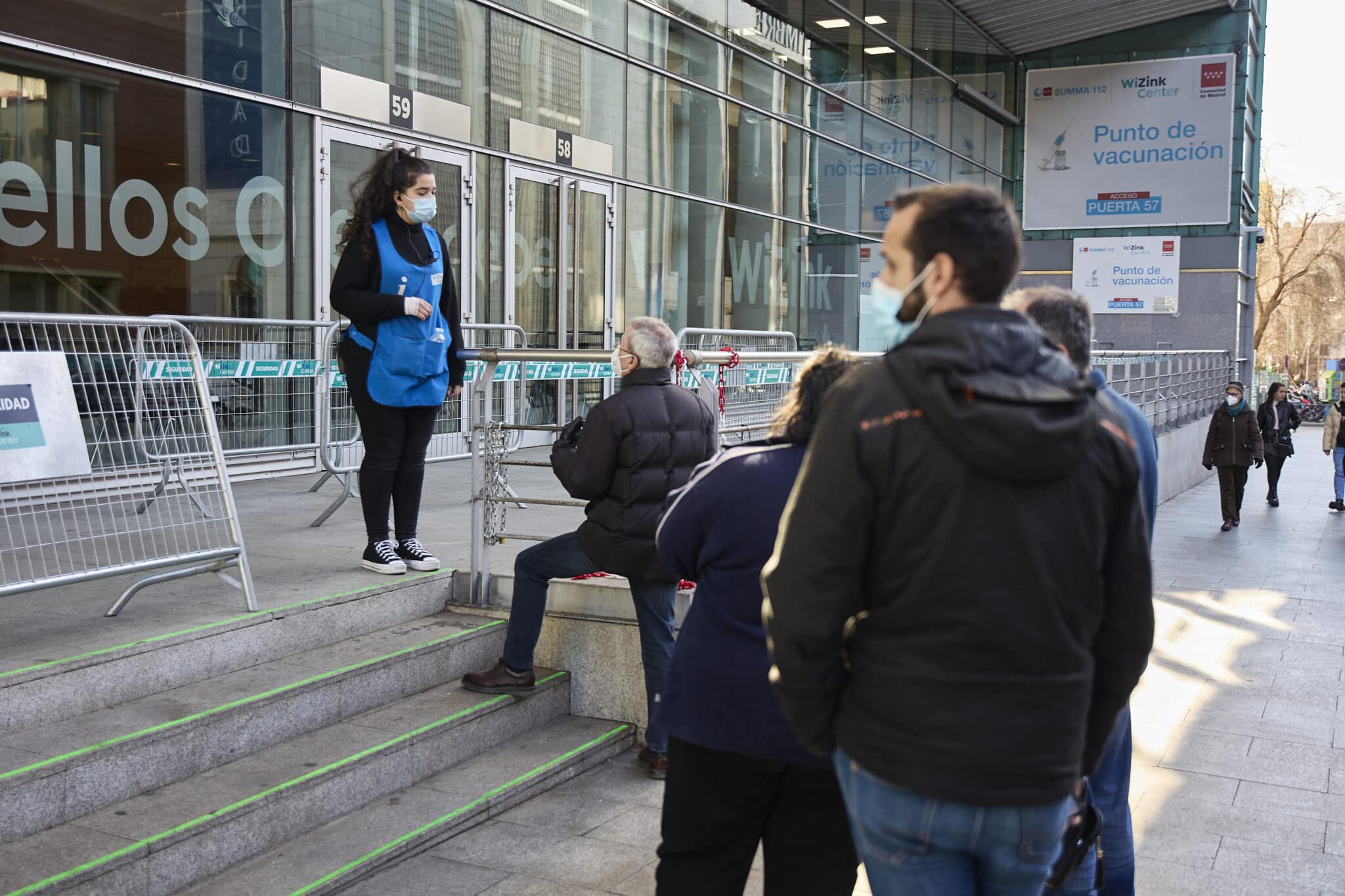 Fila de espera para recibir la vacuna contra el covid en el Wizink Center