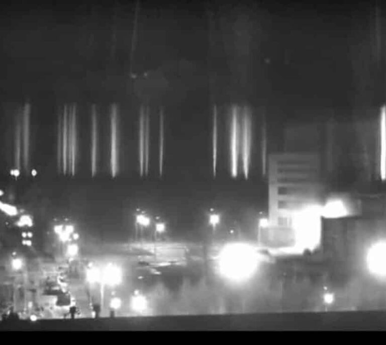 Rusia toma el control de la central nuclear de Zaporiyia tras bombardearla