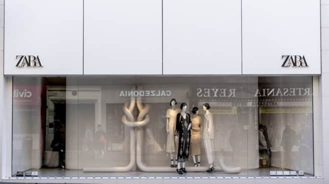 Un escaparate de una tienda Zara. Un escaparate de una tienda Zara.