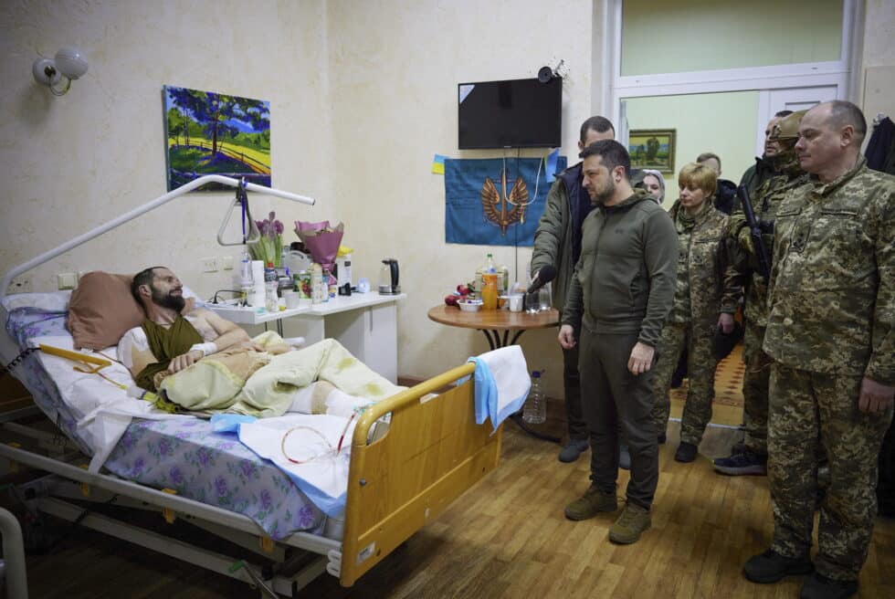 Zelenski visita a los soldados heridos en un hospital de Kiev