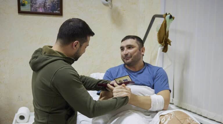 Zelenski entrega una condecoración a un soldado herido