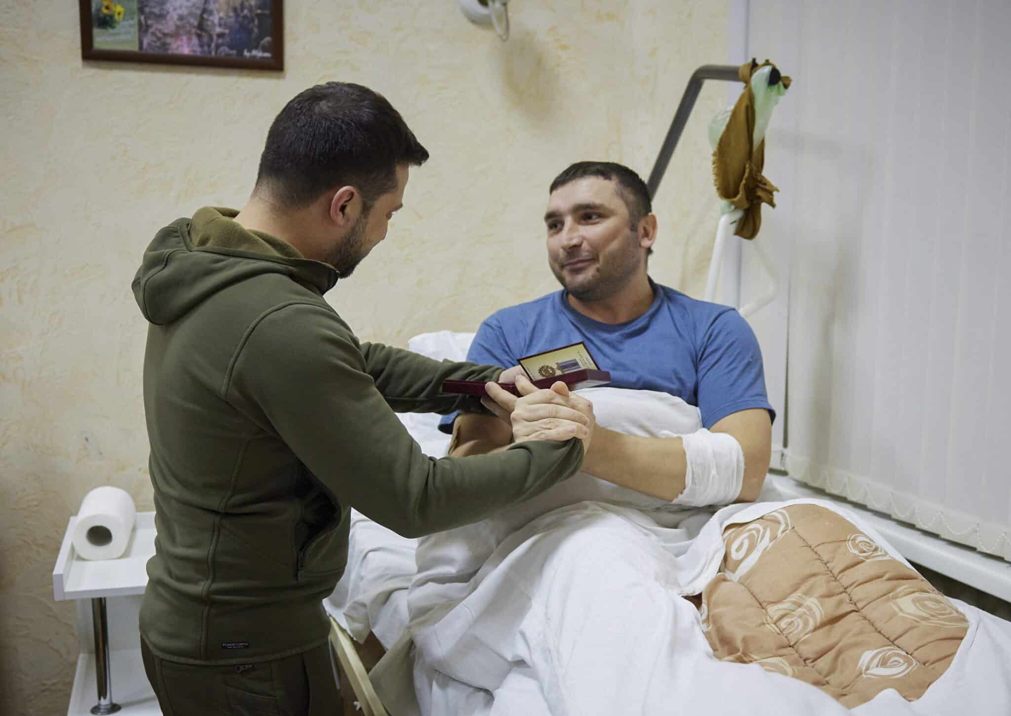 Zelenski entrega una condecoración a un soldado herido
