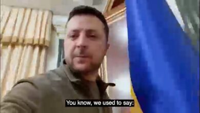 Zelenski desmiente la propaganda rusa con un vídeo desde su despacho: "Estoy en Kiev, no tengo miedo a nadie"