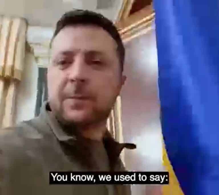 Zelenski desmiente la propaganda rusa con un vídeo desde su despacho: "Estoy en Kiev, no tengo miedo a nadie"