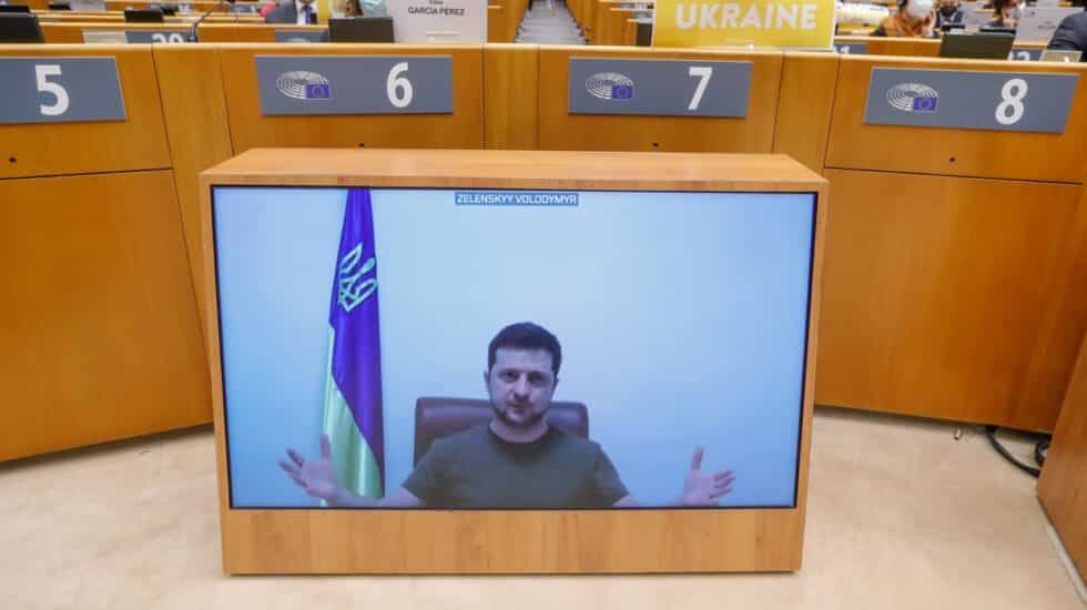 El presidente ucraniano, Volodimir Zelenski, interviene por videoconferencia en el Parlamento Europeo