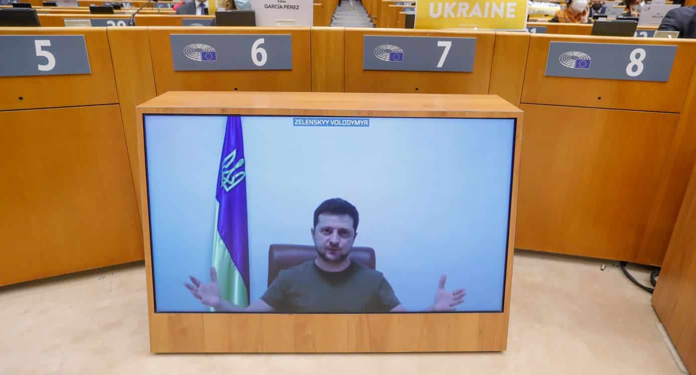 El presidente ucraniano, Volodimir Zelenski, interviene por videoconferencia en el Parlamento Europeo