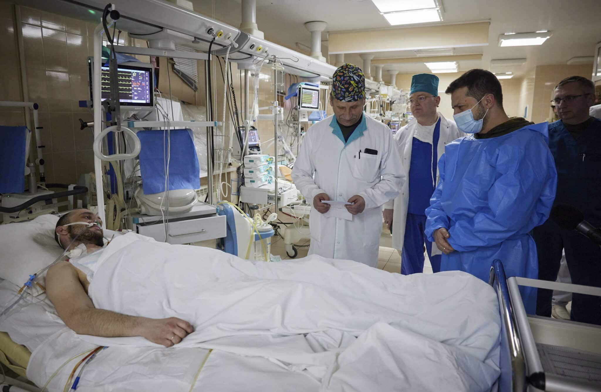 Zelenski visita a los soldados heridos en un hospital de Kiev
