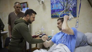 Ánimos a plena luz del día: la visita de Zelenski a los soldados heridos en Kiev