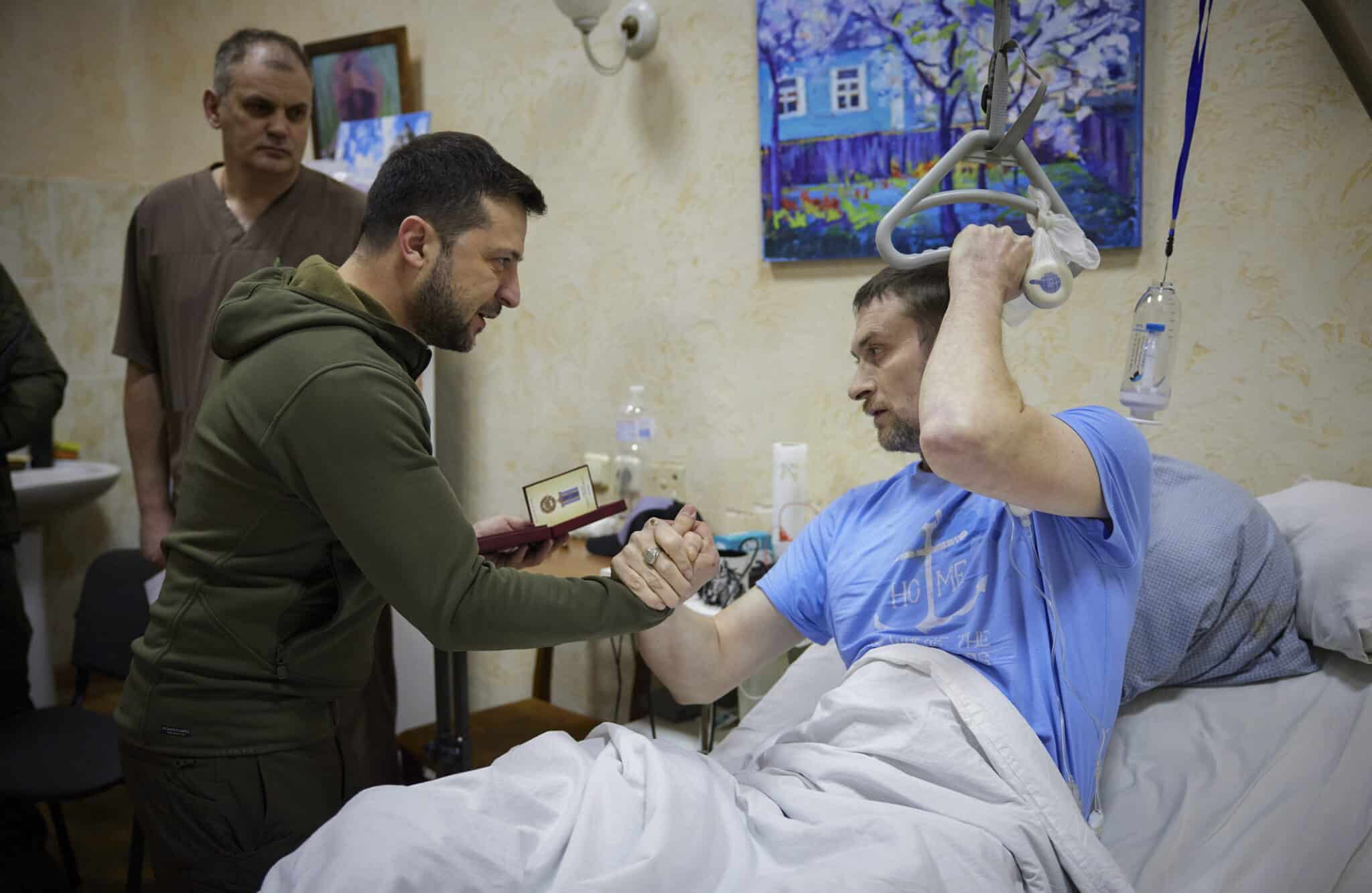 Zelenski estrecha la mano a un soldado hospitalizado
