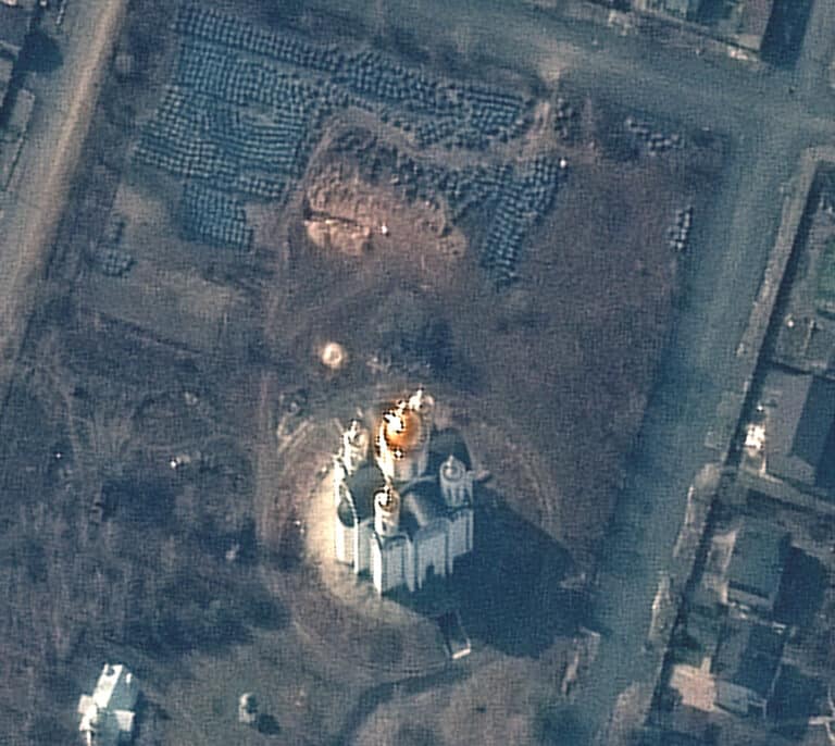 Las huellas aéreas de una fosa común, la última barbarie en Bucha