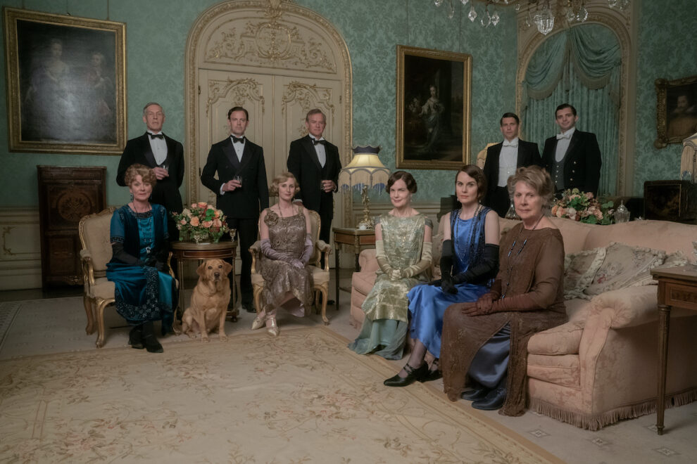 Escena de "Downton Abbey: una nueva era", la película, en la que se ve a los personajes en un salón lujoso